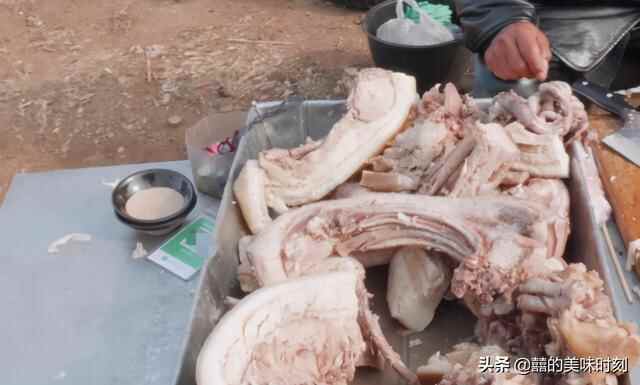 山东小镇的露天大集，烧肉15元1斤，70岁大爷只为喝酒不赚钱