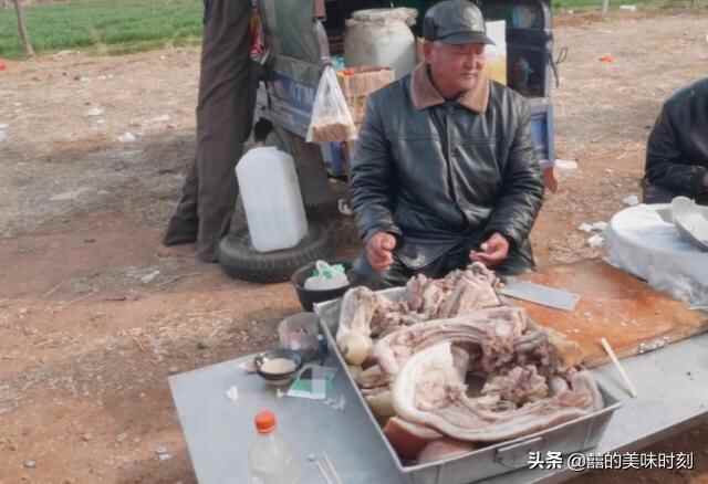 山东小镇的露天大集，烧肉15元1斤，70岁大爷只为喝酒不赚钱