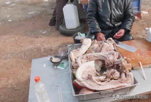 山东小镇的露天大集，烧肉15元1斤，70岁大爷只为喝酒不赚钱