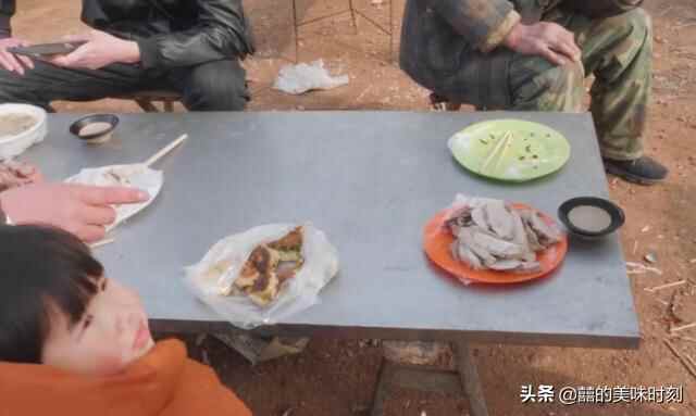 山东小镇的露天大集，烧肉15元1斤，70岁大爷只为喝酒不赚钱