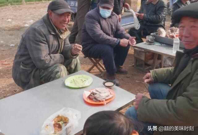 山东小镇的露天大集，烧肉15元1斤，70岁大爷只为喝酒不赚钱