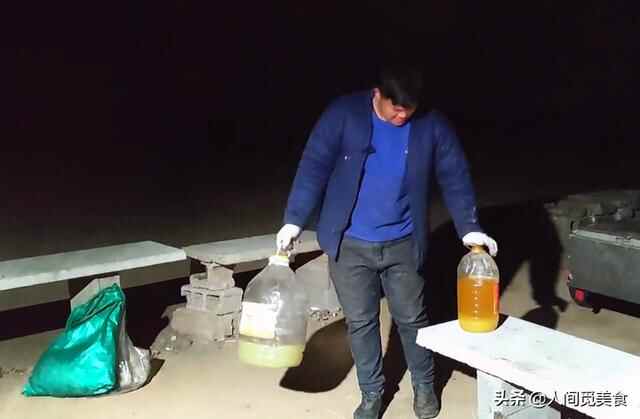 山东平邑的农村大集上，95后小伙子露天炒菜，月赚3万买房买门面