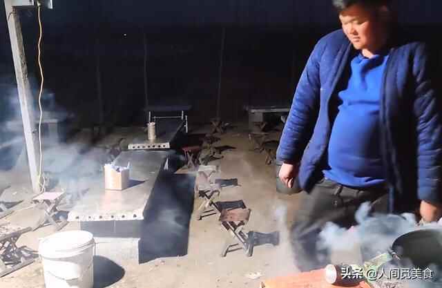 山东平邑的农村大集上，95后小伙子露天炒菜，月赚3万买房买门面