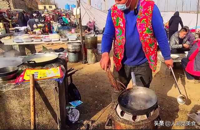 山东平邑的农村大集上，95后小伙子露天炒菜，月赚3万买房买门面
