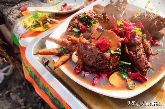山东平邑的农村大集上，95后小伙子露天炒菜，月赚3万买房买门面