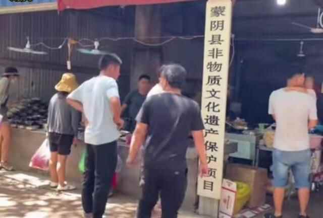 蒙阴大集大爷卖丸子，2块钱一碗，四代传承，国家非物质文化遗产