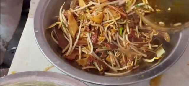 蒙阴大集大爷卖丸子，2块钱一碗，四代传承，国家非物质文化遗产