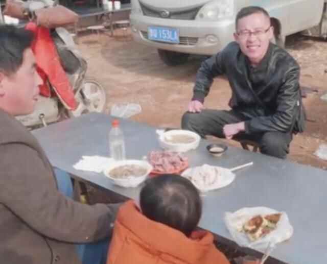 山东大爷卖早酒，猪肉15元一斤，酒用大碗喝，不为赚钱只图热闹