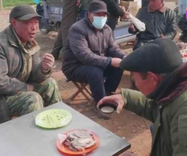 山东大爷卖早酒，猪肉15元一斤，酒用大碗喝，不为赚钱只图热闹