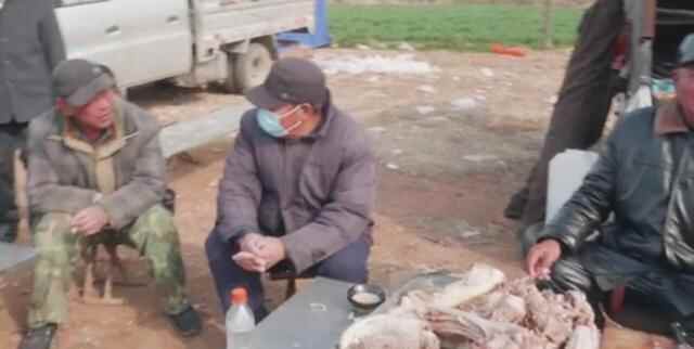 山东大爷卖早酒，猪肉15元一斤，酒用大碗喝，不为赚钱只图热闹