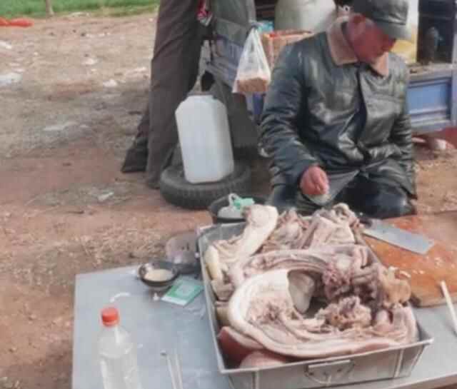 山东大爷卖早酒，猪肉15元一斤，酒用大碗喝，不为赚钱只图热闹