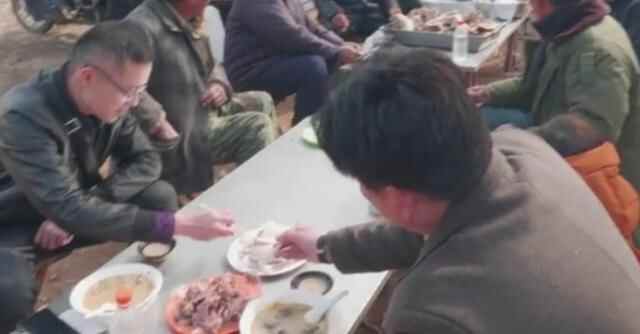 山东大爷卖早酒，猪肉15元一斤，酒用大碗喝，不为赚钱只图热闹