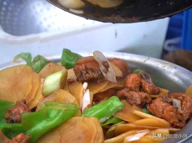 临沂夫妻露天卖炒鸡，36元一只三口炒锅忙不停，排队一小时很正常