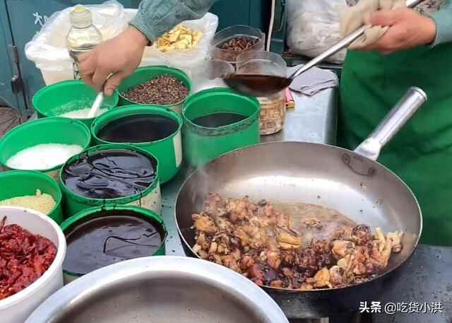 临沂夫妻露天卖炒鸡，36元一只三口炒锅忙不停，排队一小时很正常