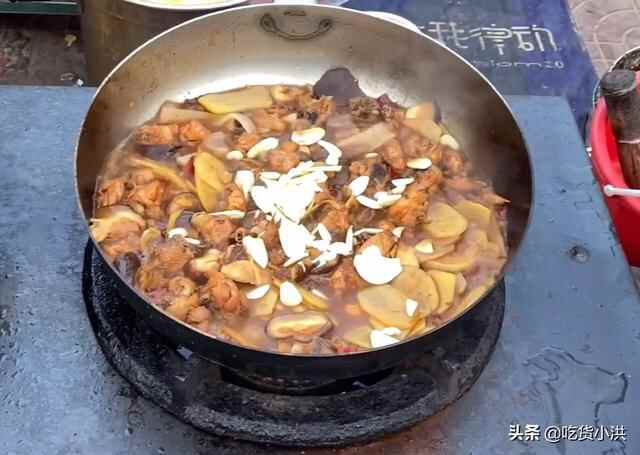 临沂夫妻露天卖炒鸡，36元一只三口炒锅忙不停，排队一小时很正常
