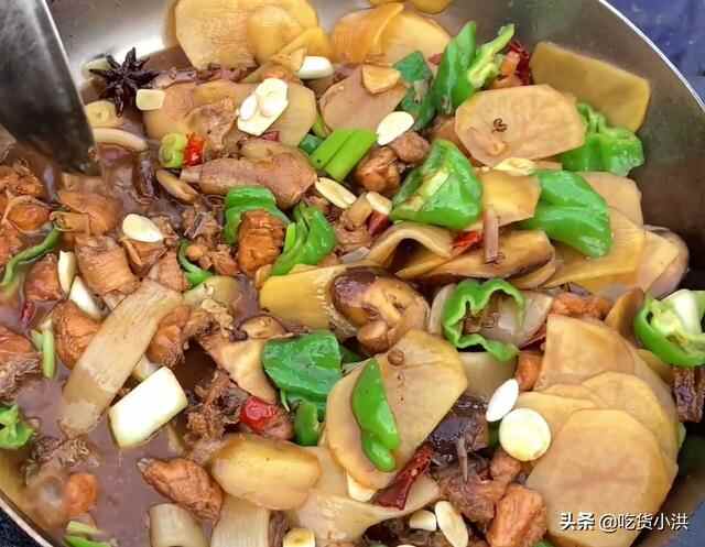 临沂夫妻露天卖炒鸡，36元一只三口炒锅忙不停，排队一小时很正常