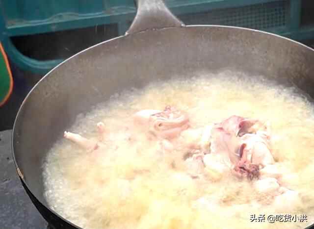临沂夫妻露天卖炒鸡，36元一只三口炒锅忙不停，排队一小时很正常