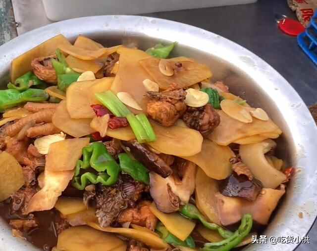 临沂夫妻露天卖炒鸡，36元一只三口炒锅忙不停，排队一小时很正常