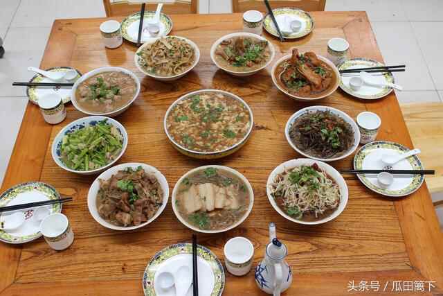 10个碗3大件13巧32盘盘，平邑有一种美食叫蒙山喜宴，很文化！