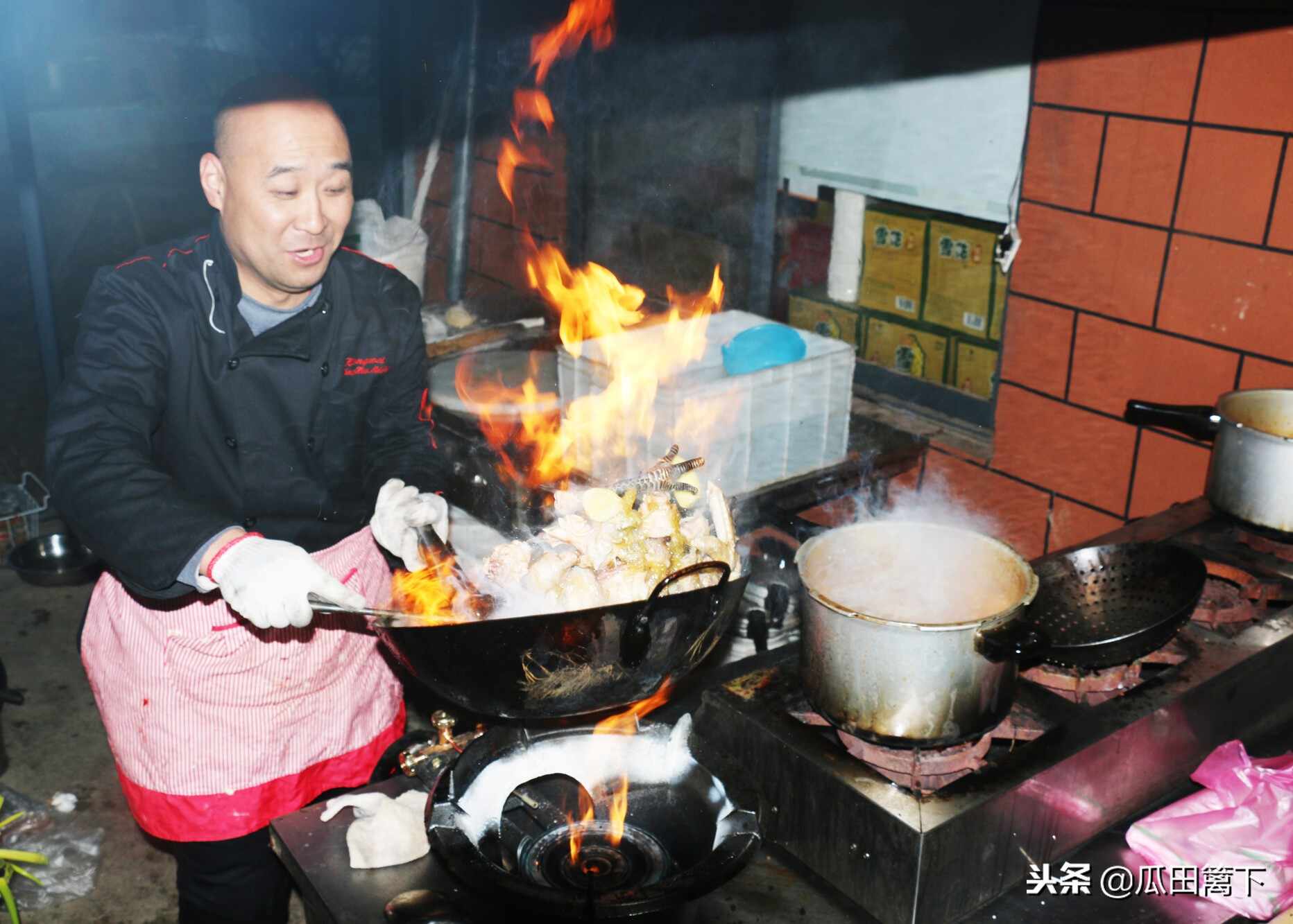 25年加盟300个店，平邑43岁厨师王丙全创“15秒回锅鸡”美食传奇