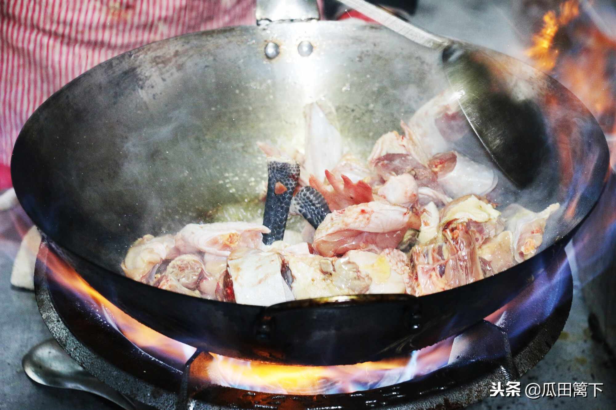 25年加盟300个店，平邑43岁厨师王丙全创“15秒回锅鸡”美食传奇