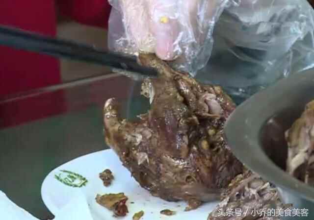 山东美食，蒙阴红烧兔首，美容又健脑的兔头你吃过吗