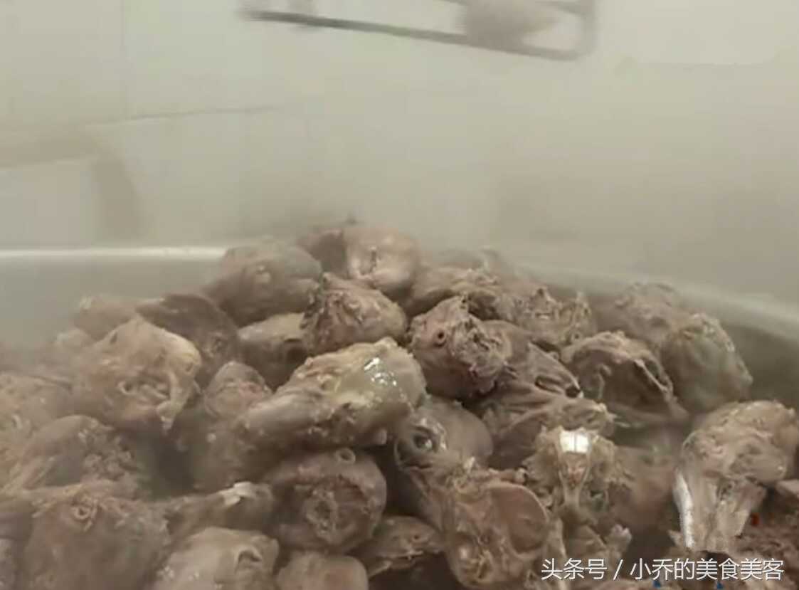 山东美食，蒙阴红烧兔首，美容又健脑的兔头你吃过吗