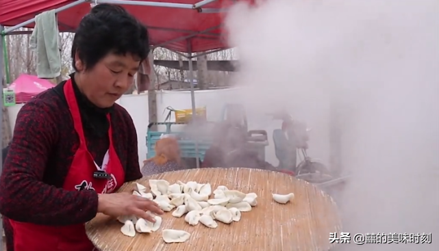 山东大姐露天卖饺子20年，8元30个现切现拌，一个月只卖6天