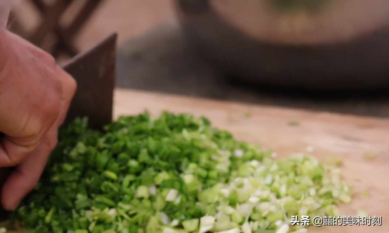山东大姐露天卖饺子20年，8元30个现切现拌，一个月只卖6天