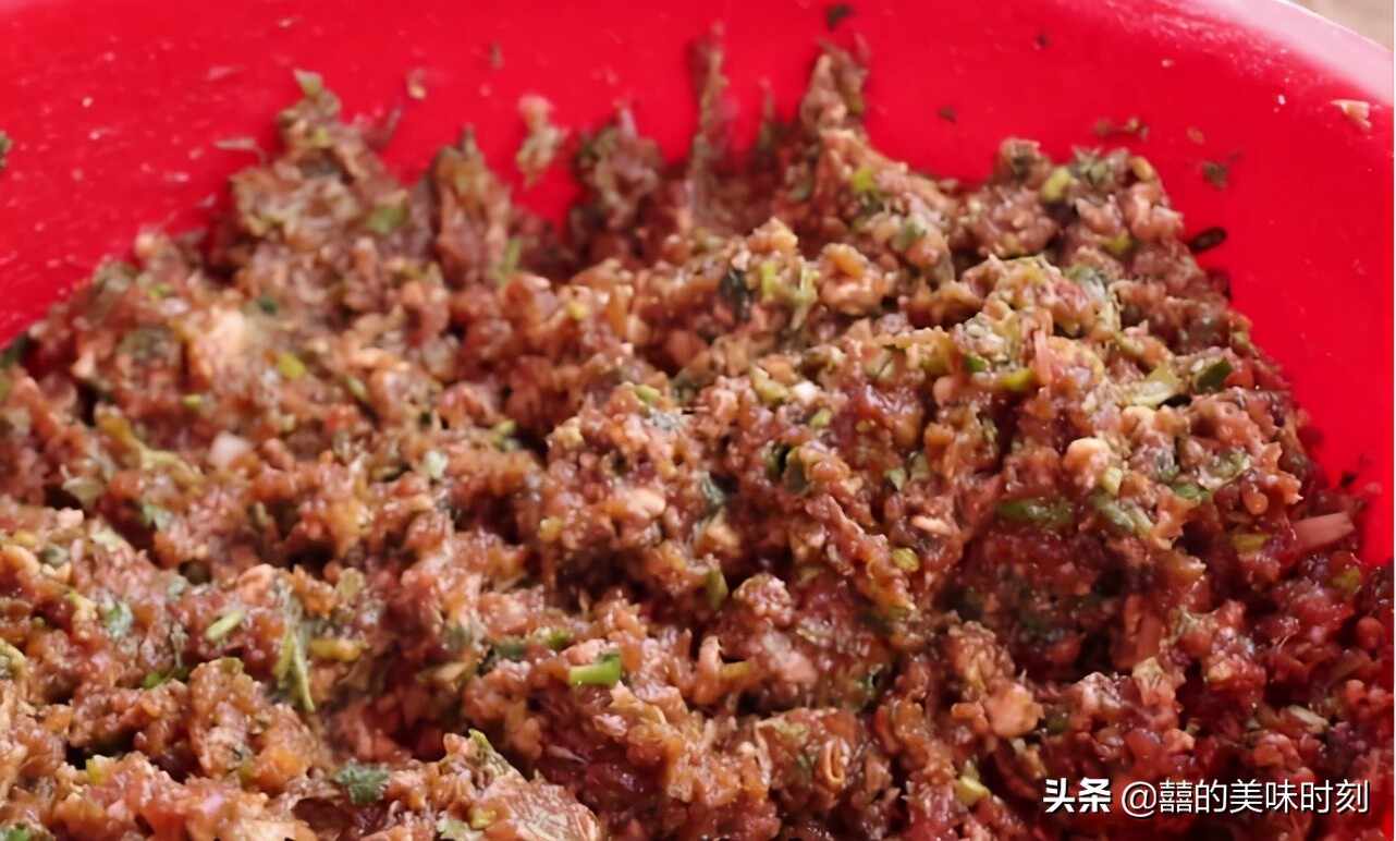 山东大姐露天卖饺子20年，8元30个现切现拌，一个月只卖6天
