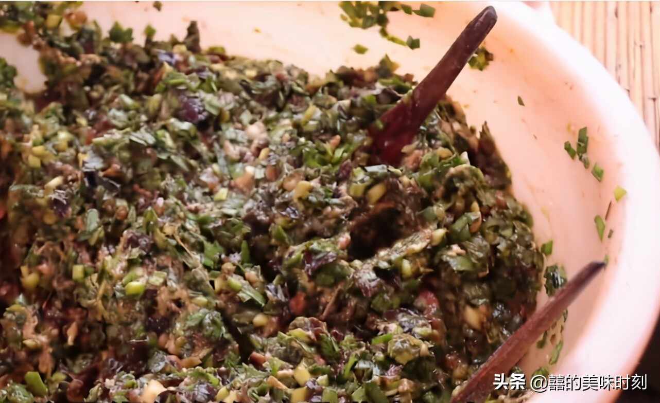 山东大姐露天卖饺子20年，8元30个现切现拌，一个月只卖6天