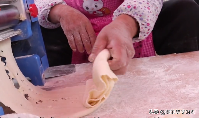 山东大姐露天卖饺子20年，8元30个现切现拌，一个月只卖6天