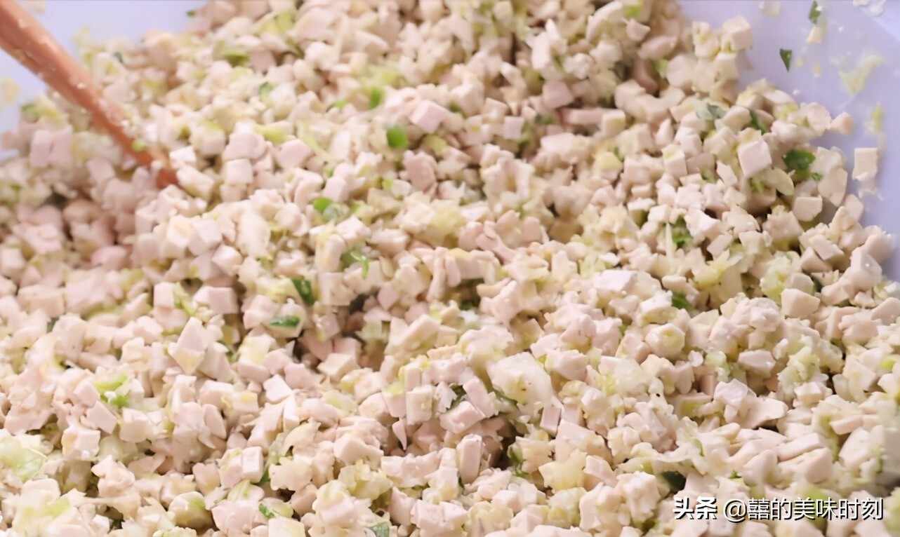 山东大姐露天卖饺子20年，8元30个现切现拌，一个月只卖6天