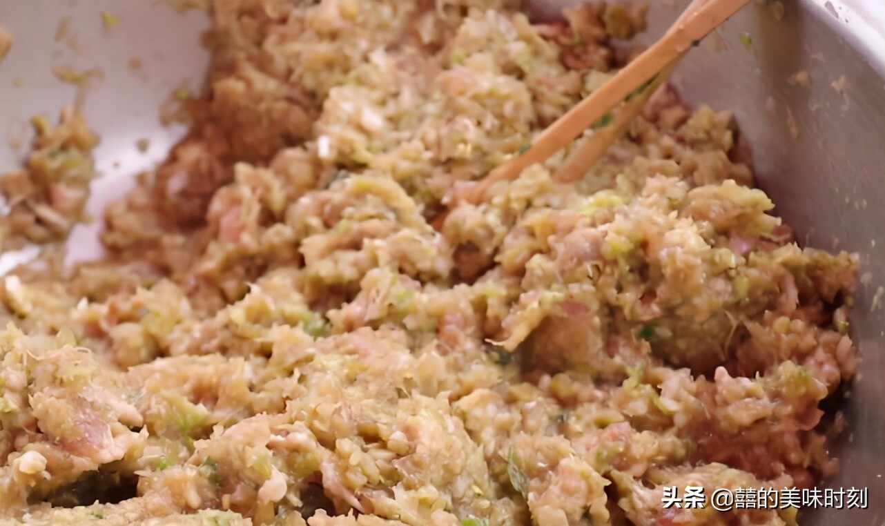 山东大姐露天卖饺子20年，8元30个现切现拌，一个月只卖6天