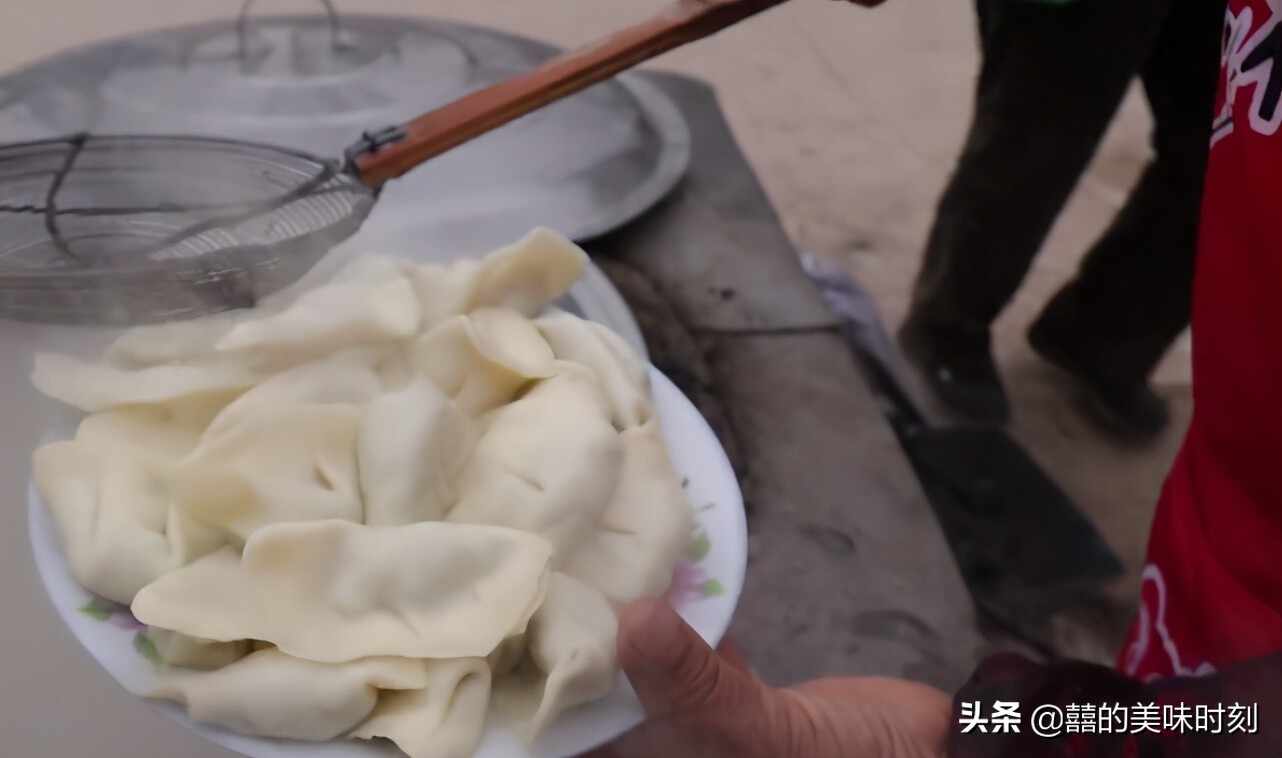 山东大姐露天卖饺子20年，8元30个现切现拌，一个月只卖6天