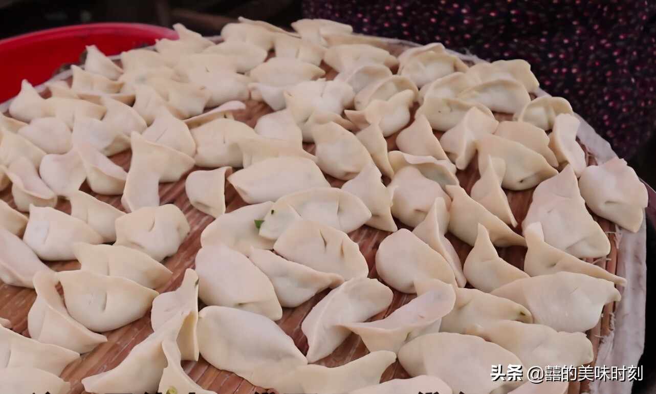 山东大姐露天卖饺子20年，8元30个现切现拌，一个月只卖6天