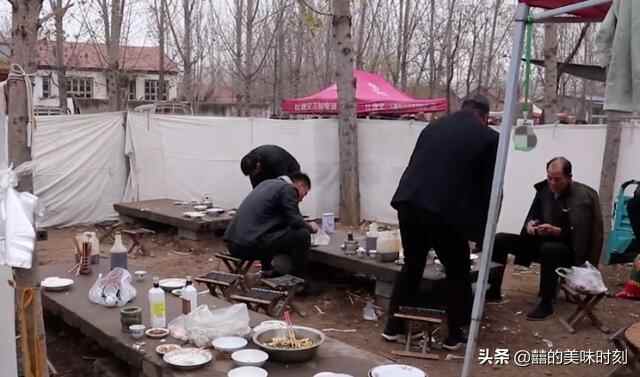 山东大姐露天卖饺子20年，8元30个现切现拌，一个月只卖6天