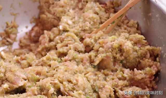 山东大姐露天卖饺子20年，8元30个现切现拌，一个月只卖6天