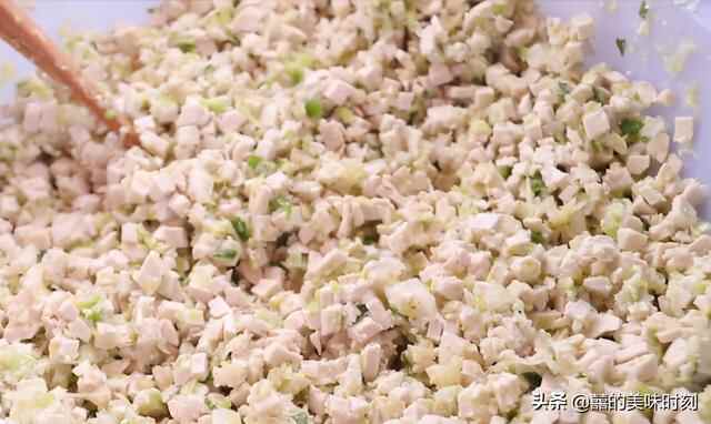 山东大姐露天卖饺子20年，8元30个现切现拌，一个月只卖6天