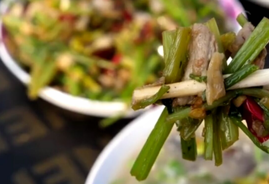 山东平邑70岁大爷大集摆摊，用猪油炒菜素菜5块钱，散装酒5毛