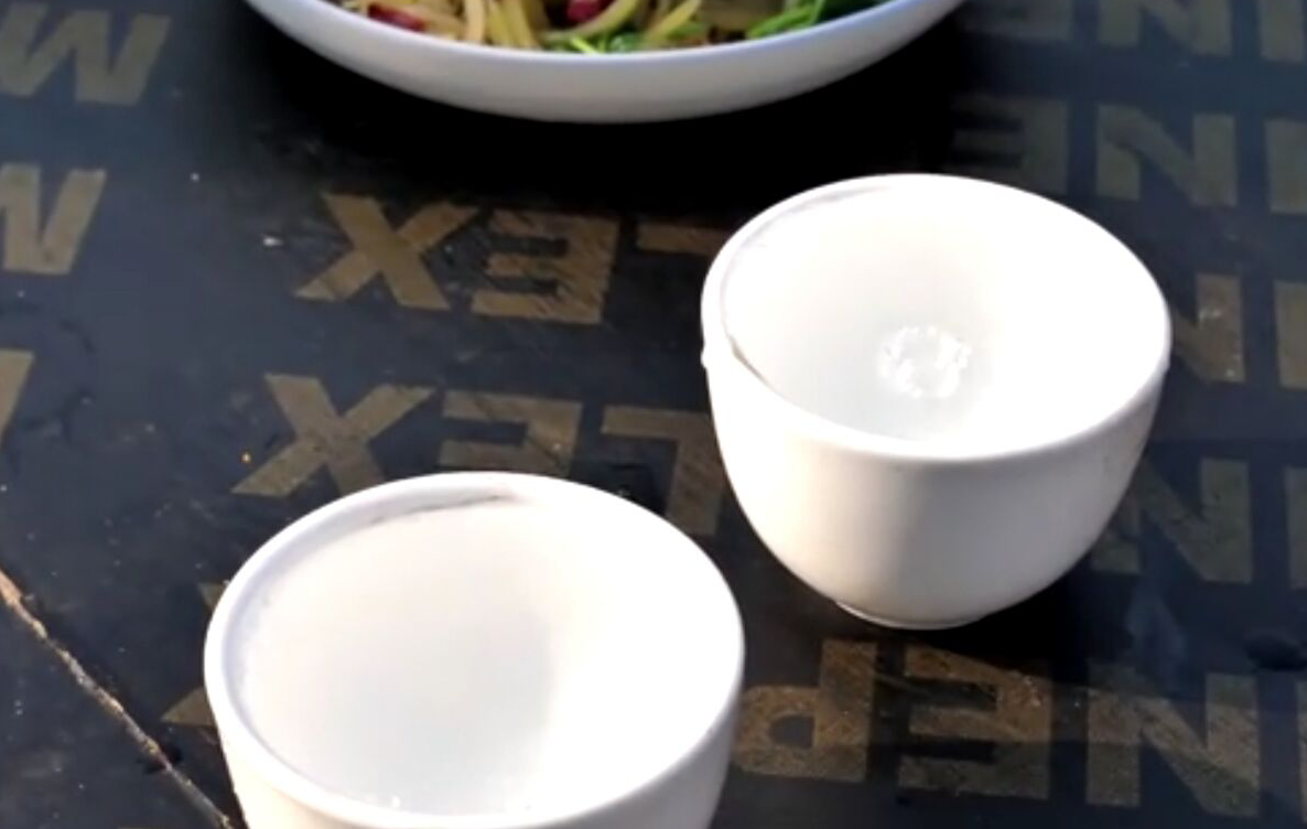 山东平邑70岁大爷大集摆摊，用猪油炒菜素菜5块钱，散装酒5毛