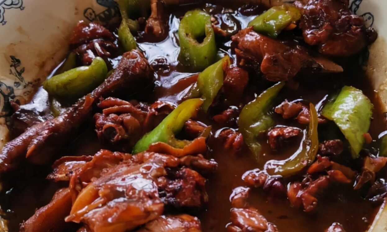 蒙阴老字号光棍鸡小店，每到饭点座无虚席，很多人大老远开车来吃