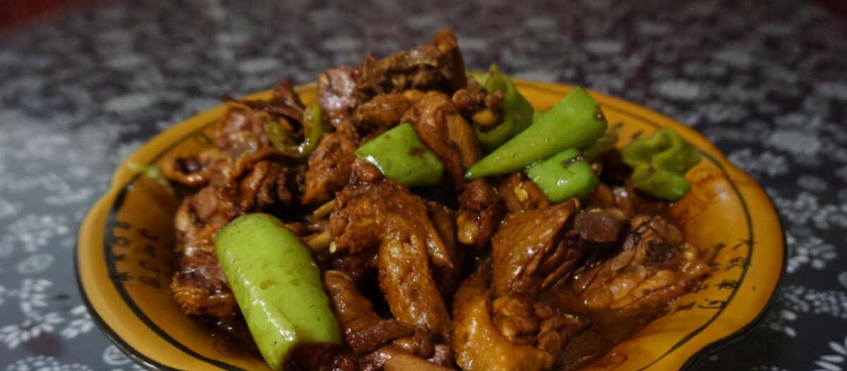 蒙阴老字号光棍鸡小店，每到饭点座无虚席，很多人大老远开车来吃