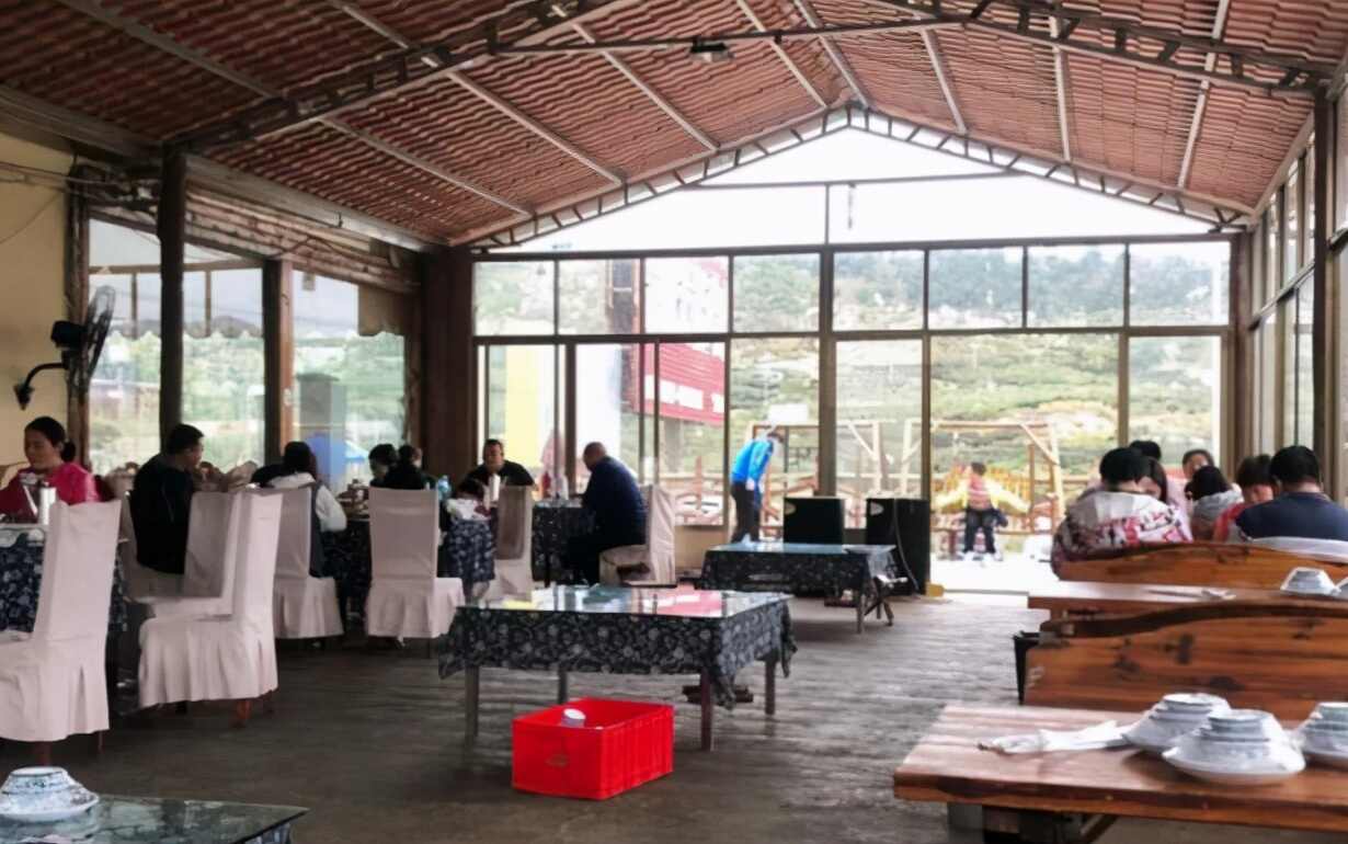 蒙阴老字号光棍鸡小店，每到饭点座无虚席，很多人大老远开车来吃