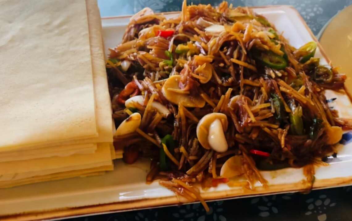 蒙阴老字号光棍鸡小店，每到饭点座无虚席，很多人大老远开车来吃