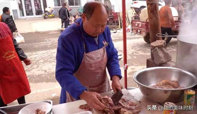 山东65岁大叔在农村卖猪头汤，10元1碗舍得给肉，猪血和汤免费吃