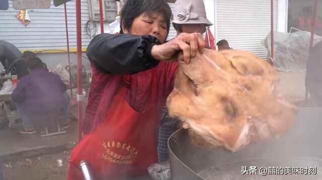 山东65岁大叔在农村卖猪头汤，10元1碗舍得给肉，猪血和汤免费吃