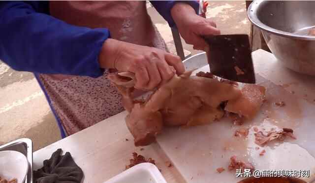山东65岁大叔在农村卖猪头汤，10元1碗舍得给肉，猪血和汤免费吃