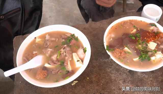 山东65岁大叔在农村卖猪头汤，10元1碗舍得给肉，猪血和汤免费吃