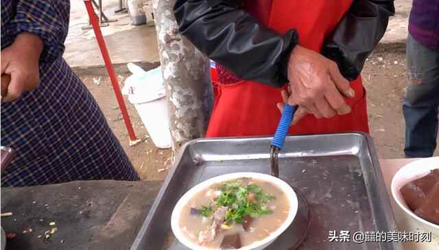 山东65岁大叔在农村卖猪头汤，10元1碗舍得给肉，猪血和汤免费吃